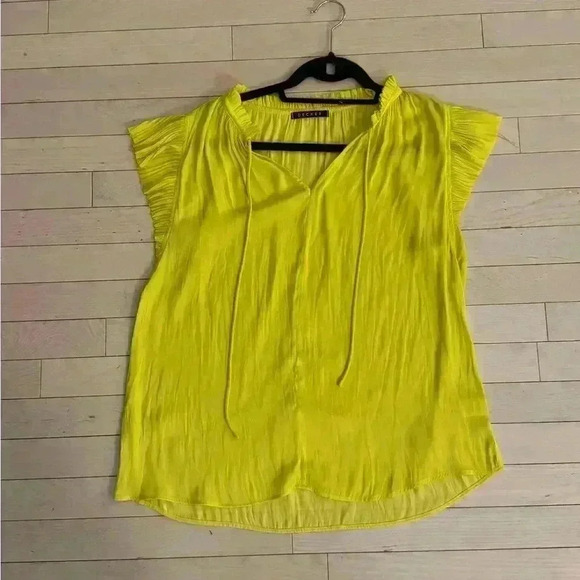 decker Tops - Decker yellow silky top